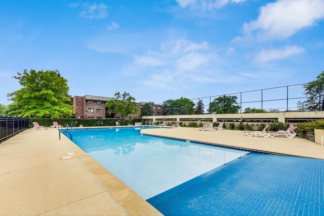 3110 Pheasant Creek Drive 104, Northbrook, IL 60062