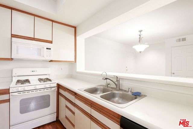 1440 Rexford Drive 105, Los Angeles, CA 90035