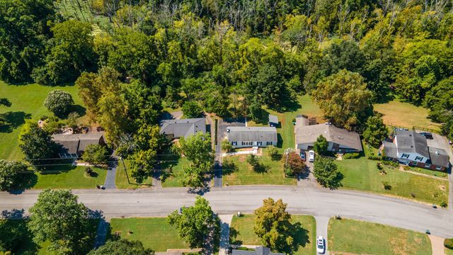 609 Harpeth Pkwy, E, Nashville, TN 37221