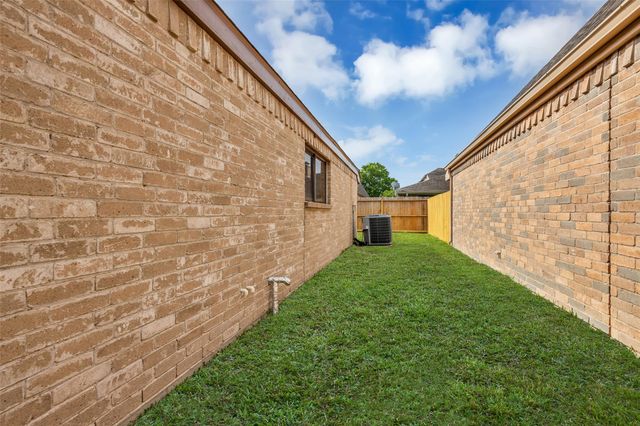 11827 Brook Meadows Lane, Meadows Place, TX 77477