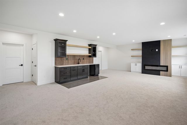 17317 Brookview Drive, Urbandale, IA 50323