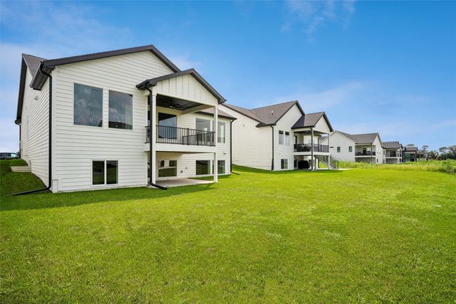 17317 Brookview Drive, Urbandale, IA 50323