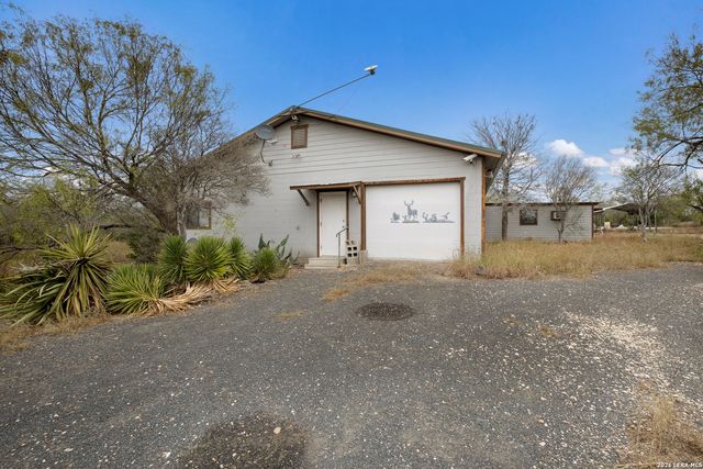 1529 County Road 4513, Hondo, TX 78861