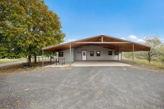 1529 County Road 4513, Hondo, TX 78861