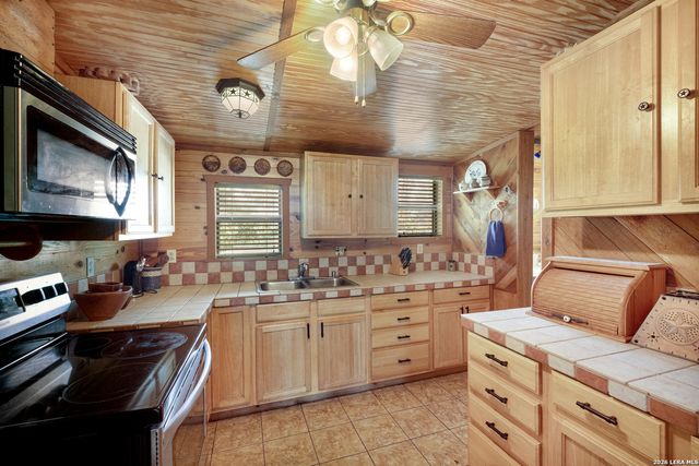 1529 County Road 4513, Hondo, TX 78861