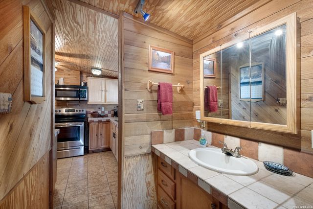 1529 County Road 4513, Hondo, TX 78861