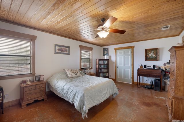 1529 County Road 4513, Hondo, TX 78861