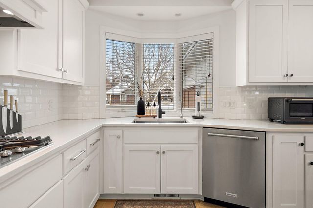 5200 Malibu Drive, Edina, MN 55436