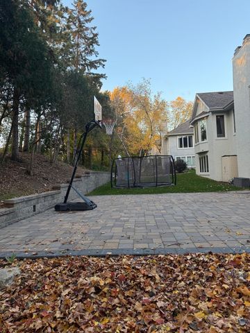 5200 Malibu Drive, Edina, MN 55436