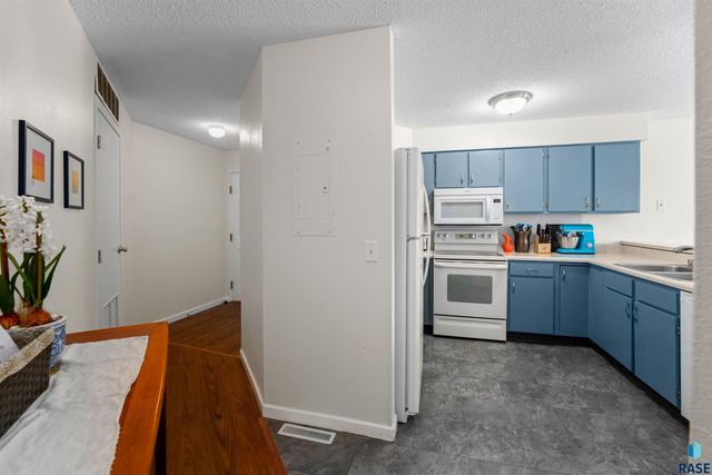 1104 W 57th St Apt 301, Sioux Falls, SD 57108