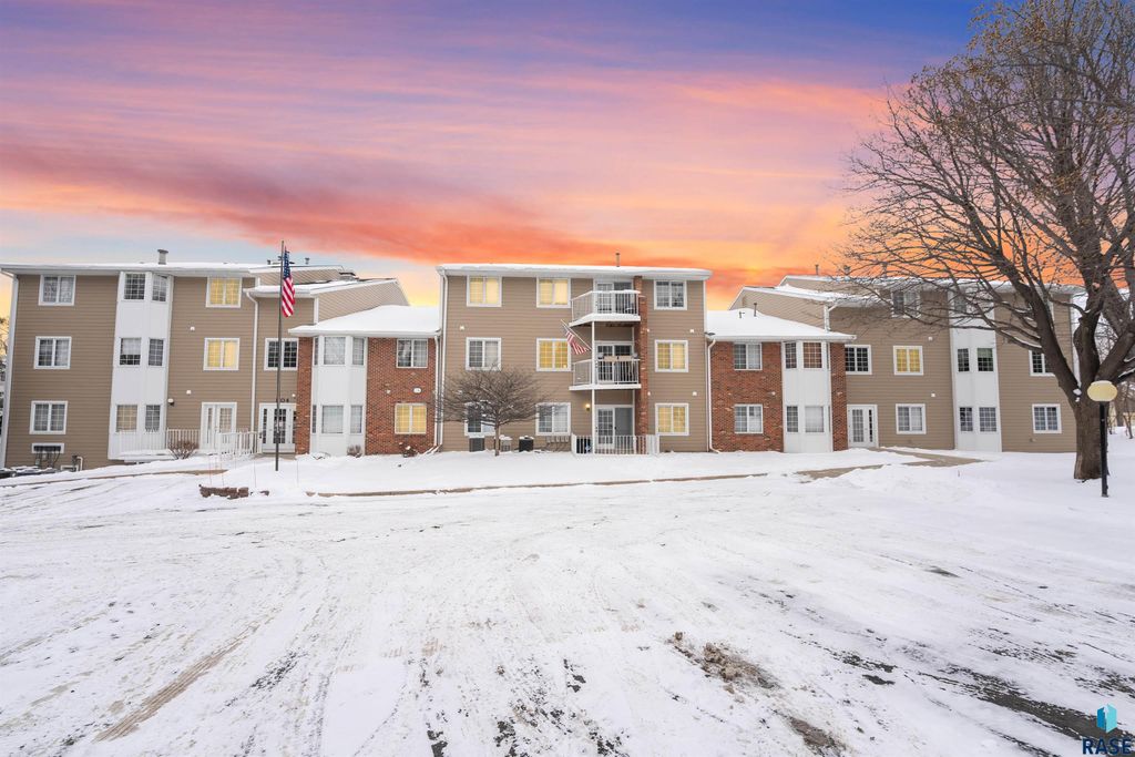 1104 W 57th St Apt 301, Sioux Falls, SD 57108