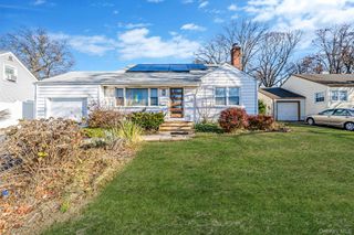 8 Sherwood Road, Glen Cove, NY 11542