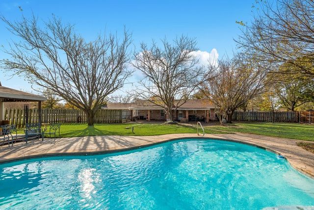 119 Burkett Lane, Pecan Hill, TX 75154