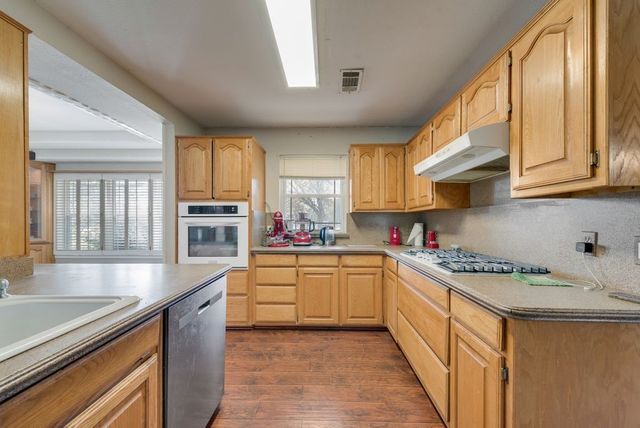 119 Burkett Lane, Pecan Hill, TX 75154