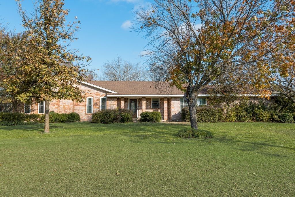 119 Burkett Lane, Pecan Hill, TX 75154
