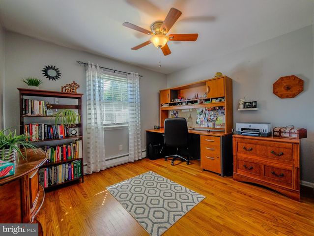 2370 CRESTVIEW LN, Aston, PA 19014