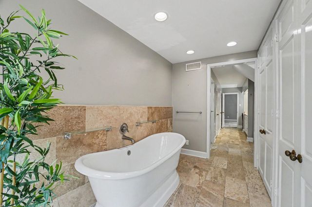 404 Bayou Cove Court, Houston, TX 77042