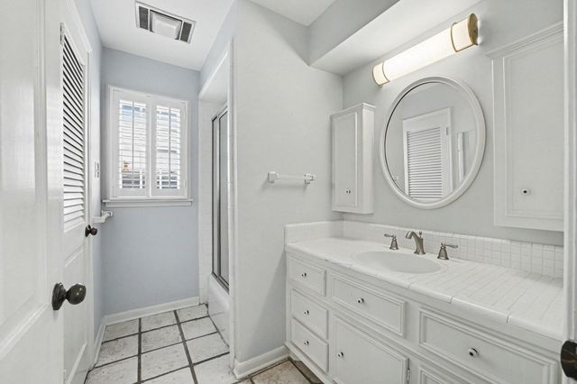 404 Bayou Cove Court, Houston, TX 77042