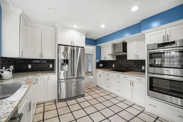 404 Bayou Cove Court, Houston, TX 77042