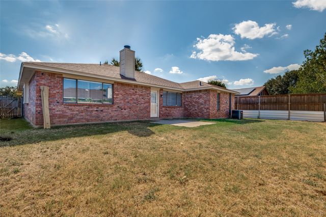 2670 Fairmont Drive, Grand Prairie, TX 75052
