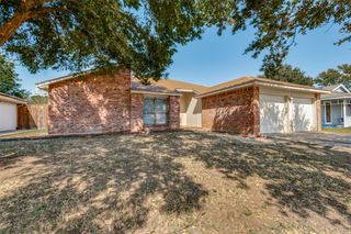 2670 Fairmont Drive, Grand Prairie, TX 75052