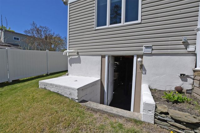 20 Conway Street, Ronkonkoma, NY 11779