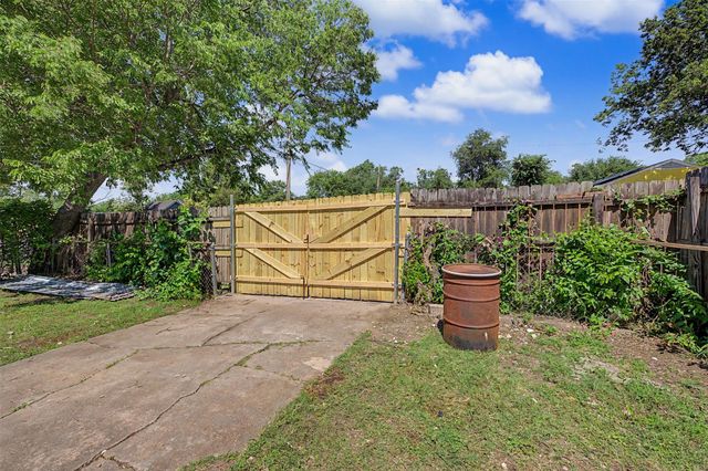 1000 Schieffer Avenue, Fort Worth, TX 76110