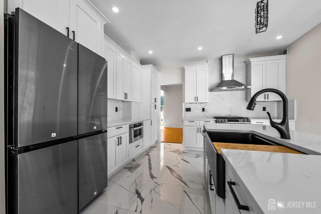 7 Hauser Lane, Old Bridge, NJ 07747