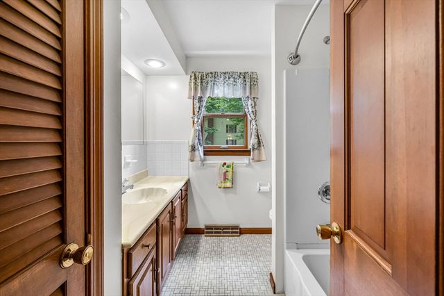 52 Wellesley Dr, Longmeadow, MA 01106