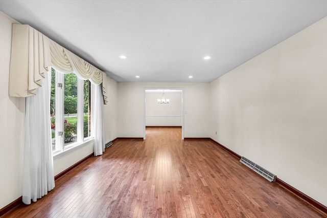 52 Wellesley Dr, Longmeadow, MA 01106