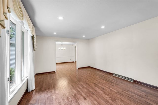 52 Wellesley Dr, Longmeadow, MA 01106