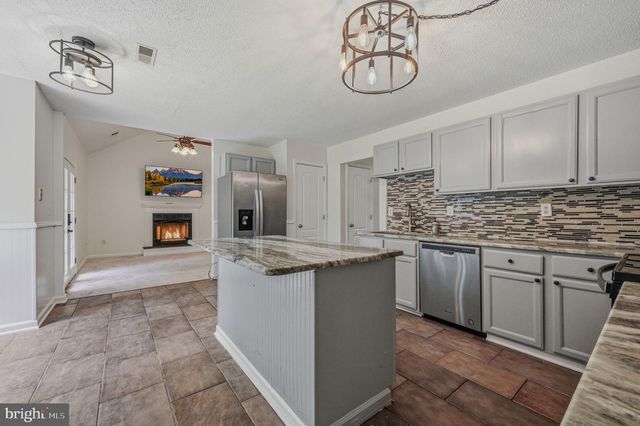 18 ARDSLEY CIR, Dover, DE 19904
