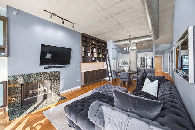 720 N Larrabee Street 1611, Chicago, IL 60654