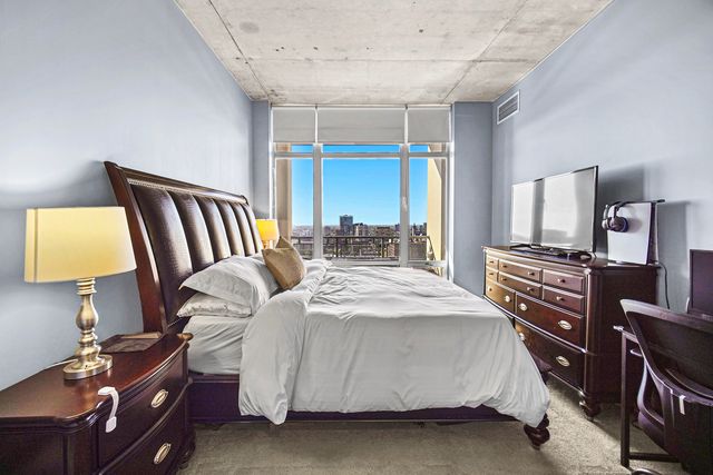 720 N Larrabee Street 1611, Chicago, IL 60654