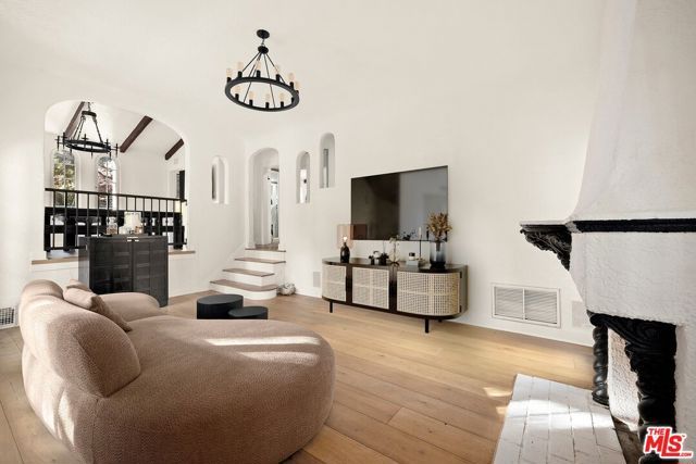8061 Woodland Lane, Los Angeles, CA 90046