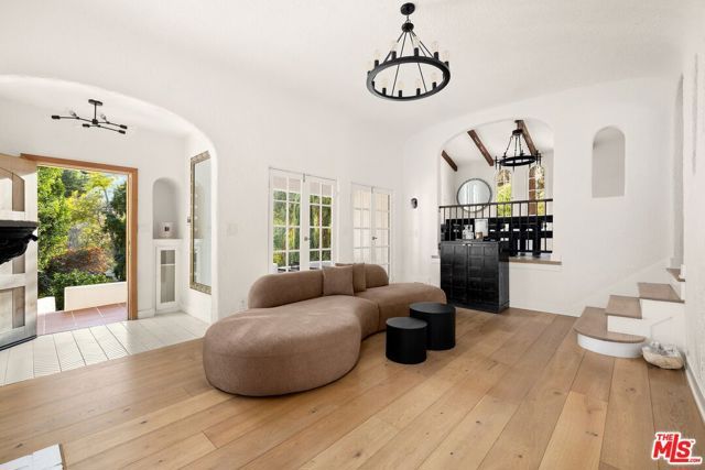 8061 Woodland Lane, Los Angeles, CA 90046