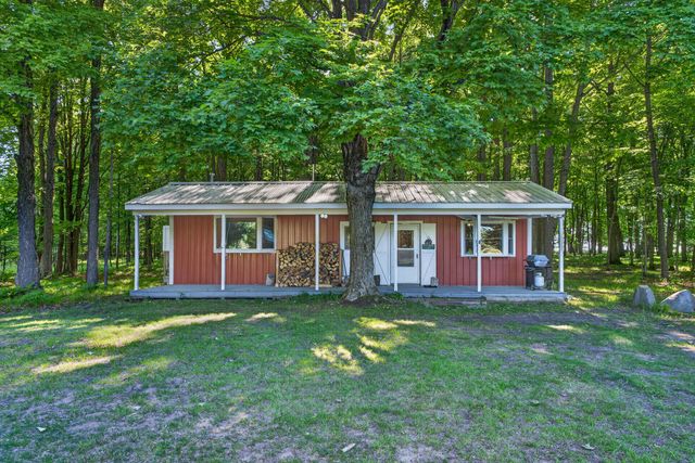 5595 75th Avenue, Hinton Twp, MI 49332