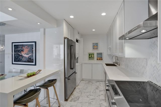 19707 Turnberry Way 16C, Aventura, FL 33180