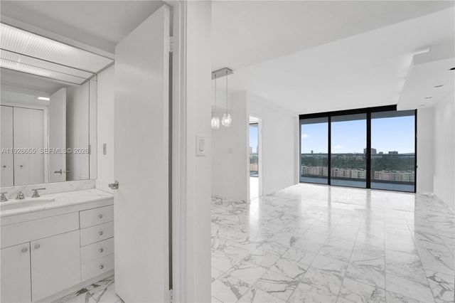 19707 Turnberry Way 16C, Aventura, FL 33180