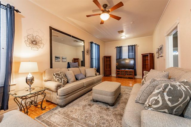 2809 Bernardo De Galvez Avenue, Galveston, TX 77550