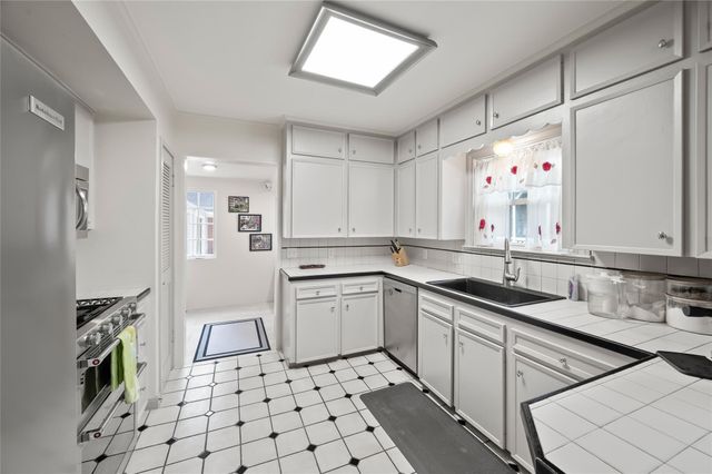 2229 Maroneal Street, Houston, TX 77030