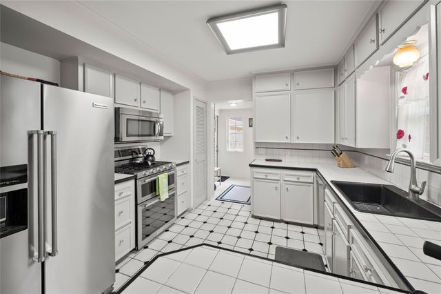 2229 Maroneal Street, Houston, TX 77030