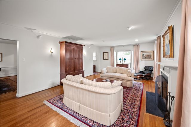 2229 Maroneal Street, Houston, TX 77030