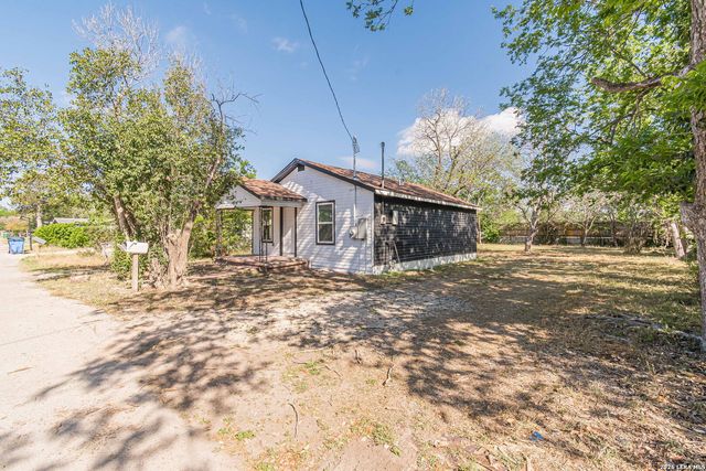 524 Avenue B, Seguin, TX 78155