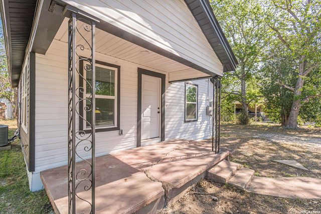 524 Avenue B, Seguin, TX 78155