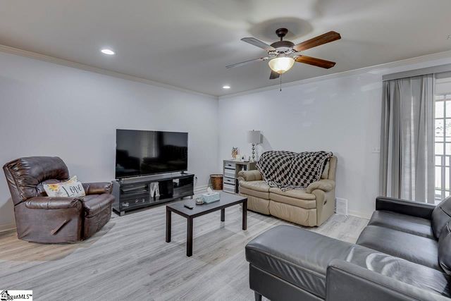 1122 E Lee Road, Taylors, SC 29687