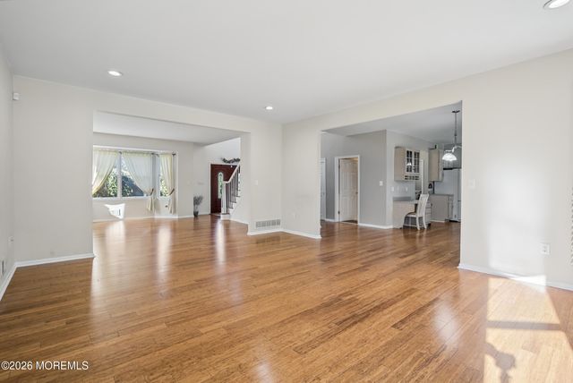 11 Camelot Drive, Monroe, NJ 08831