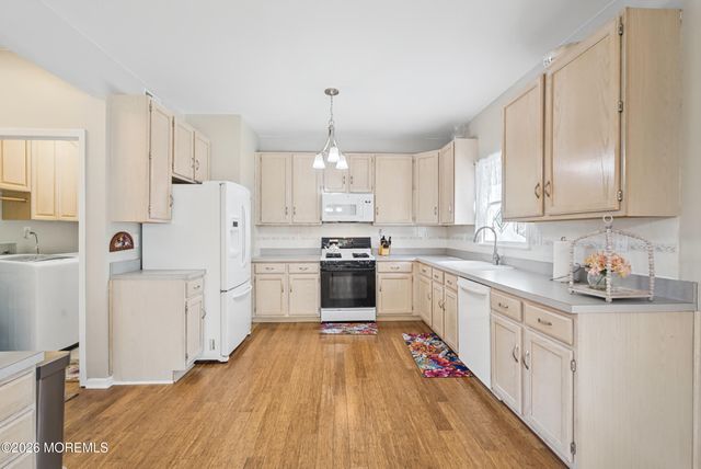 11 Camelot Drive, Monroe, NJ 08831