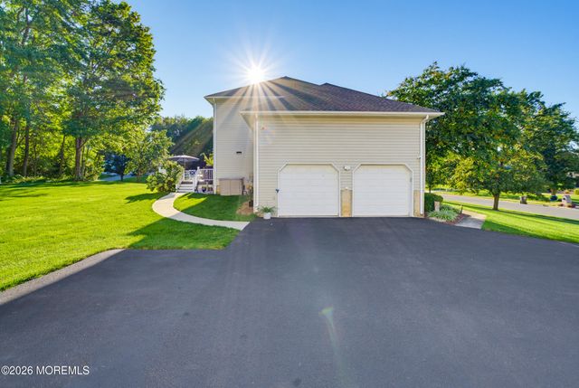 11 Camelot Drive, Monroe, NJ 08831