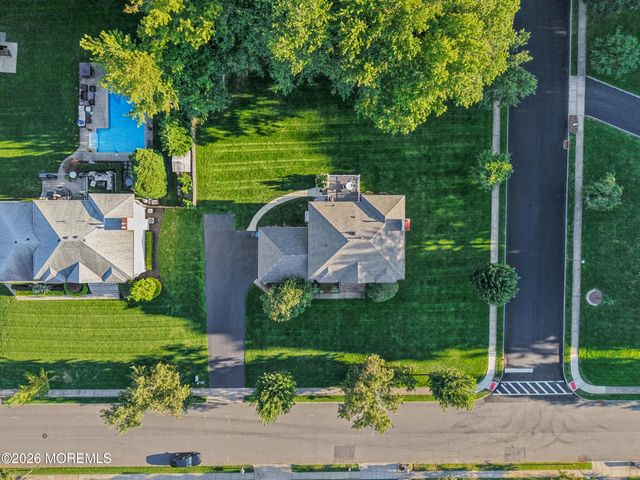 11 Camelot Drive, Monroe, NJ 08831